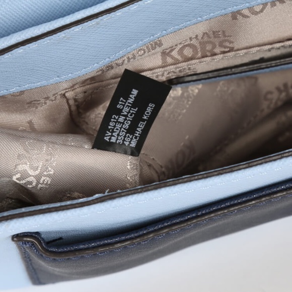 MICHAEL KORS GREENWICH DUAL COLOR POCKET SMALL FLAP CROSSBODY Sky/Navy - Picture 10 of 12